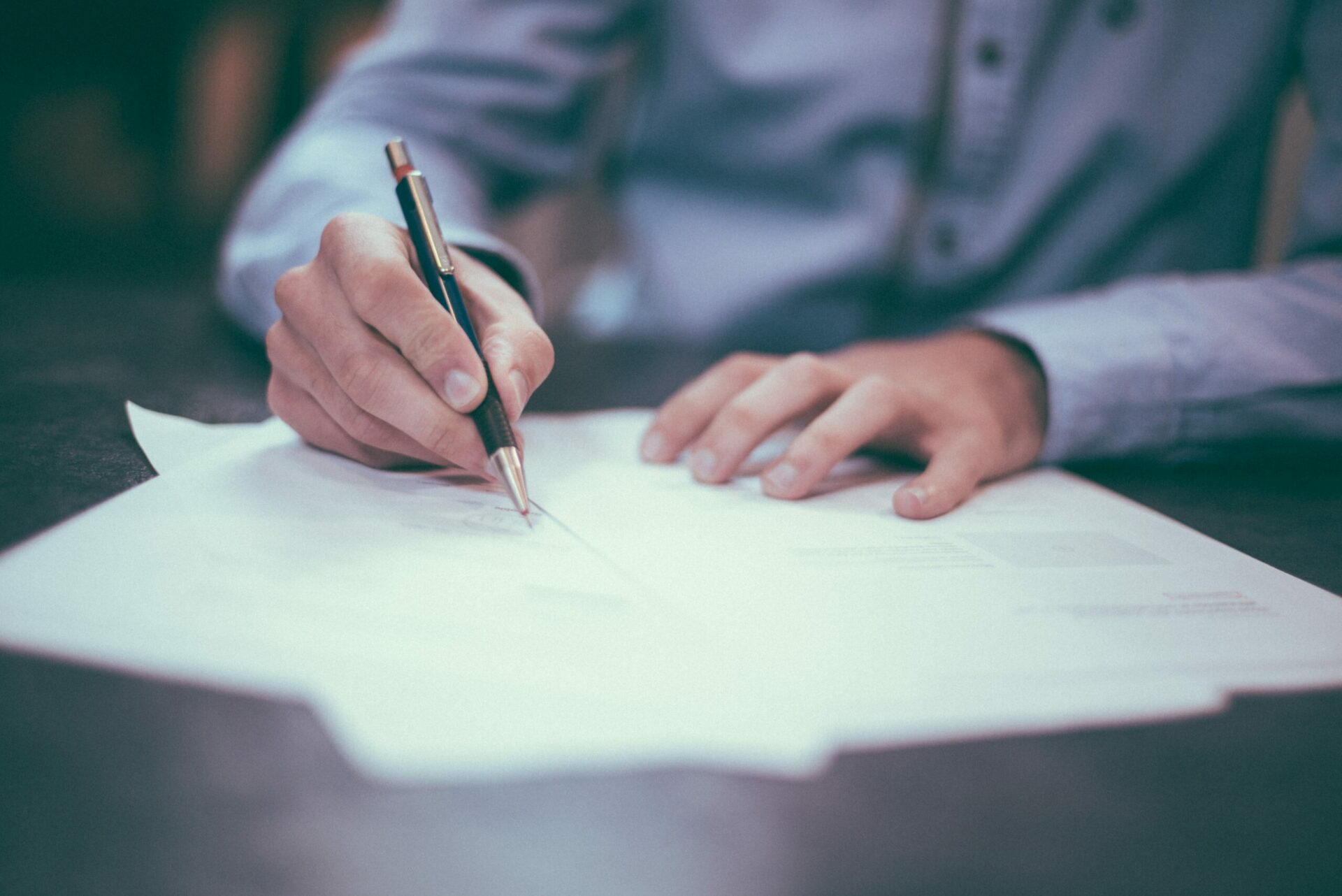 homme qui examine les conditions légales d'un contrat